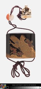 Inro dekoriert mit Pfau, Ojime und Netsuke