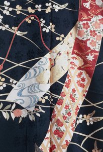 Kimono Furisode (weite Ärmel), getragen von jungen unverheirateten Frauen bei eleganten Anlässen und Maiko (Geisha-Schülerin), Seide mit Blumen- und Pflanzenmotiven, schwebende Paneele, Detail, Kaga-Yuzen-Färbung, Tokamachi-Webereien, japanische Zivilisati von Japanese School