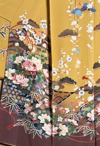 Kimono Furisode (weite Ärmel), getragen von jungen unverheirateten Frauen bei eleganten Anlässen und Maiko (Geisha-Schülerin), glatte Seide, Blumenmotive, schwebende Bänder, Kaga-Yuzen-Färbung, Tokamachi-Webereien, japanische Zivilisation, 20. Jahrhundert von Japanese School