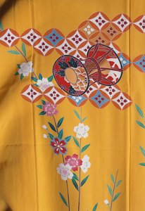 Kimono-Mädchen (7 Jahre) ähnlich dem von erwachsenen Frauen für das Fest Shichi-Go-San beim Besuch des Shinto-Schreins mit ihrer Familie, Seide, Blumenmotive, Kirschblüten, Taiko-Trommel, Detail, Tokamachi-Textilien, japanische Zivilisation, 20. Jahrhunder