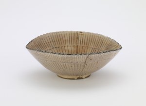 Kyoto-Servierschale in Form eines Seggenhutes, mit Markierung "Kiyomizu", Individualservierschale (mukozuke), spätes 17. Jahrhundert