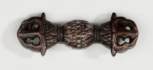 Menuki, oder Griffverzierung, in Form eines Vajra, eines buddhistischen Donnerkeilsymbols von Japanese School