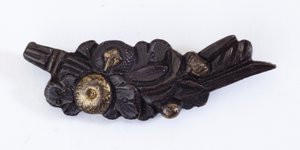 Menuki, oder Griffverzierung, in Form eines Blumenarrangements (Kupfer-Gold-Legierung mit Vergoldung) von Japanese School