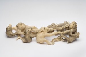 Okimono geschnitzt als acht japanische Makaken beim Halsringen