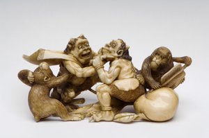 Okimono von zwei kämpfenden Dämonen, beobachtet von zwei Affen von Japanese School
