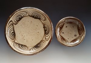 Platten dekoriert mit Umanomezara (Kreise mit Pferdeaugenmuster), späte 18. Jahrhundert-frühes 19. Jahrhundert, Emaille-Steinzeug, hergestellt in Seto, Durchmesser 21,5 cm und 34,5 cm, japanische Zivilisation, Edo-Periode