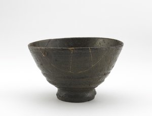 Rakuzan-Keramik Teeschale im Kugibori Irabo-Stil, frühes 18. Jahrhundert