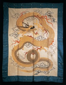 Wandbehang mit einem sich windenden goldenen Drachen unter Wolken, spätes 19. Jahrhundert von Japanese School