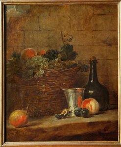 Obstkorb mit Trauben, ein silberner Kelch und eine Flasche, Pfirsiche