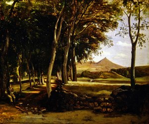 Berglandschaft durch eine Baumallee gesehen