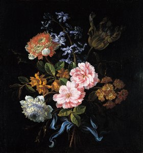 Blumenstrauß aus Mohnanemonen, Rosen, Doppelkampernelle, einer Hyazinthe, einer Tulpe und Aurikel, gebunden mit einem Band von Jean Baptiste Monnoyer