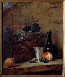 Korb mit weißen und schwarzen Trauben, Silberbecher und Flasche
