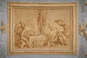 Faux-vergoldetes Relief mit der Statue des Bacchus, umgeben von einigen Offerern, die Weinkelche erheben