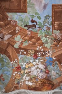 Weinreben, Trauben, Blumen und ein Eichhörnchen (Detail)