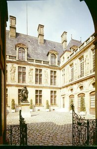 Blick auf den Ehrenhof des Hôtel Carnavalet, erbaut ca. 1545 von Jean Bullant