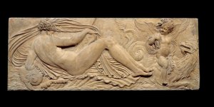 Nymphe und kleiner Genie reiten auf einem Meerespferd; Nymphe und Triton umgeben von zwei kleinen Genies (Steinskulptur) von Jean Goujon