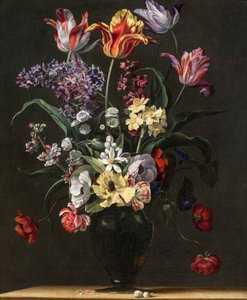 Tulpen, Lilien, Narzissen, Flieder und andere Blumen in einer Glasvase auf einem Holzvorsprung