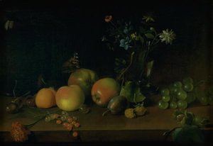 Blumen und Früchte auf einem Tisch
