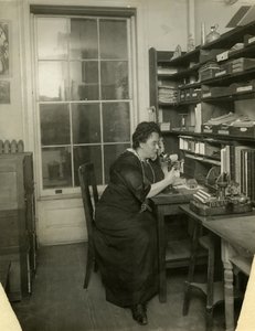 Beals in ihrem Studio, ca. 1912-18 von Jessie Tarbox Beals