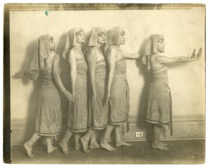 Vorbereitung auf ein Dorffest im Liberal Club, New York, USA, ca. 1905-40 von Jessie Tarbox Beals