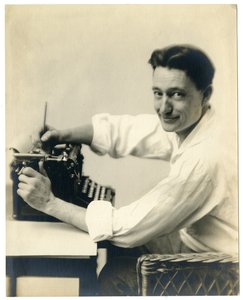 Henry Oyen an der Schreibmaschine, um 1905-21 von Jessie Tarbox Beals