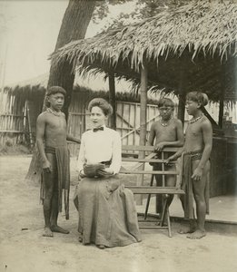 Igorrote Gesangsunterricht. [Philippinische Reservierung in der Abteilung für Anthropologie auf der Weltausstellung 1904]