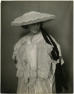 Jumble Bros?, Lingerie-Hut und Muff, ca. 1905-11 von Jessie Tarbox Beals