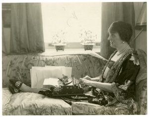 Mrs. Emily Post, Autorin von Etikette, um 1926-28