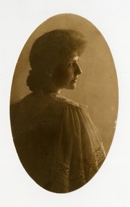 Ovales Porträt einer Frau, ca. 1905-40