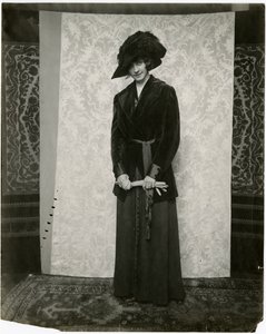 Roter Samtanzug mit Faltenrock, Arnold & Constable, ca. 1905-18 von Jessie Tarbox Beals