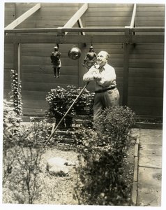 Tony Sarg in seinem Garten