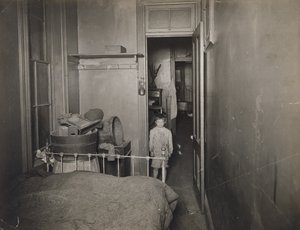 Ohne Titel (Junge im Schlafzimmer), ca. 1910