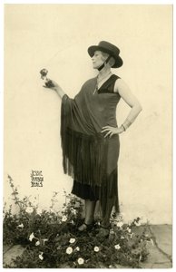 Frau, die eine Blume hält, um 1905-40 von Jessie Tarbox Beals