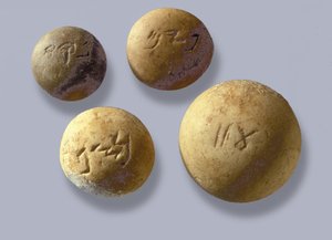 Gewichte, beschriftet mit ihrem Gewicht in Schekel, aus Jerusalem von Jewish School