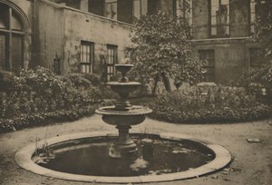 Alter Maulbeerbaum und Brunnen im Garten der Drapers Hall, ca. 1935