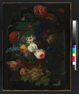 Ein Korb mit Blumen und Früchten