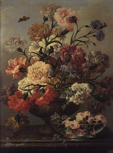 Nelken und Vergissmeinnicht mit Rosen in einer Glasschale