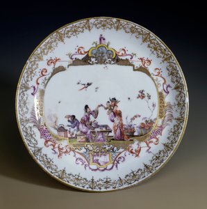 Deutsche Kunst: Meißener Porzellan. Chinoiserie, die asiatische Charaktere beim Teetrinken darstellt. Untertasse dekoriert von Johann Gregor Hoeroldt (oder Herold 1696-1775), um 1730.