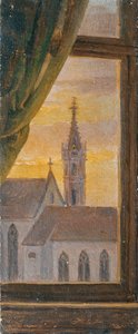 Blick durch ein Fenster auf einen gotischen Kirchturm