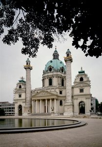 Ansicht der Karlskirche oder Kirche des Heiligen Karl Borromäus, begonnen vom Architekten Johann Bernhard Fischer von Erlach (1656-1723) und vollendet von seinem Sohn Joseph Emanuel. Wien, Österreich von Johann and Joseph  Fischer von Erlach