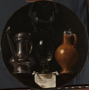 Emblematisches Stillleben mit Flasche, Glas, Krug und Zaumzeug