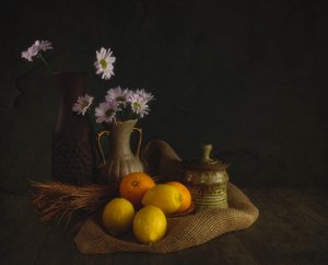Stimmungsvolle Blumen und Früchte