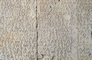 Gesetzestafel von Gortyn, dorische Inschriften auf Steintafeln, Gortyn, Kreta, Griechenland, griechische Zivilisation, 5. Jahrhundert v. Chr. (Detail)