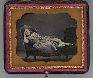 Unbetiteltes Porträt eines Mädchens auf einer Chaiselongue, 1855