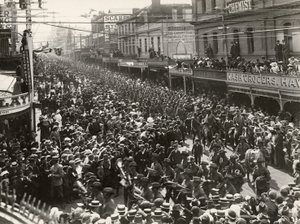 Das 12. Bataillon, AIF, marschiert durch die Stadt vor dem Einsatz im Ausland, Hobart, Tasmanien, 14. Oktober 1914 von John Beattie