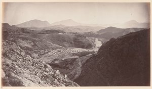 Gesamtansicht von Ali Musjid, Blick zurück nach Peshawar?, ca. 1878 von John Burke
