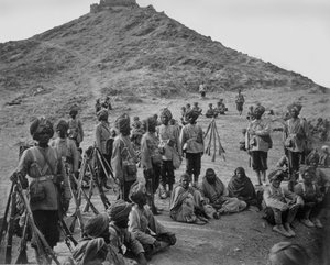 Halt von Gefangenen aus Bassaule mit einer Eskorte der 45. einheimischen Infanterie am Khurd Khyber von John Burke