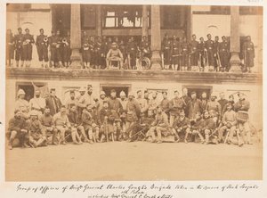Offiziere und Männer der Brigade von Brigadegeneral Gough im Hof des Palastes von Shah Shujah, 1880