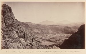 Blick etwas unterhalb der Festung, zeigt Sunga, von dem aus der Feind ein sehr belästigendes Feuer auf die vorrückenden Kolonnen hielt, 1878 von John Burke