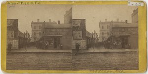 Ansicht des John R. Walsh Zeitschriftenladens in der Madison Street, Chicago, mit dem Postamt im Hintergrund von John Carbutt